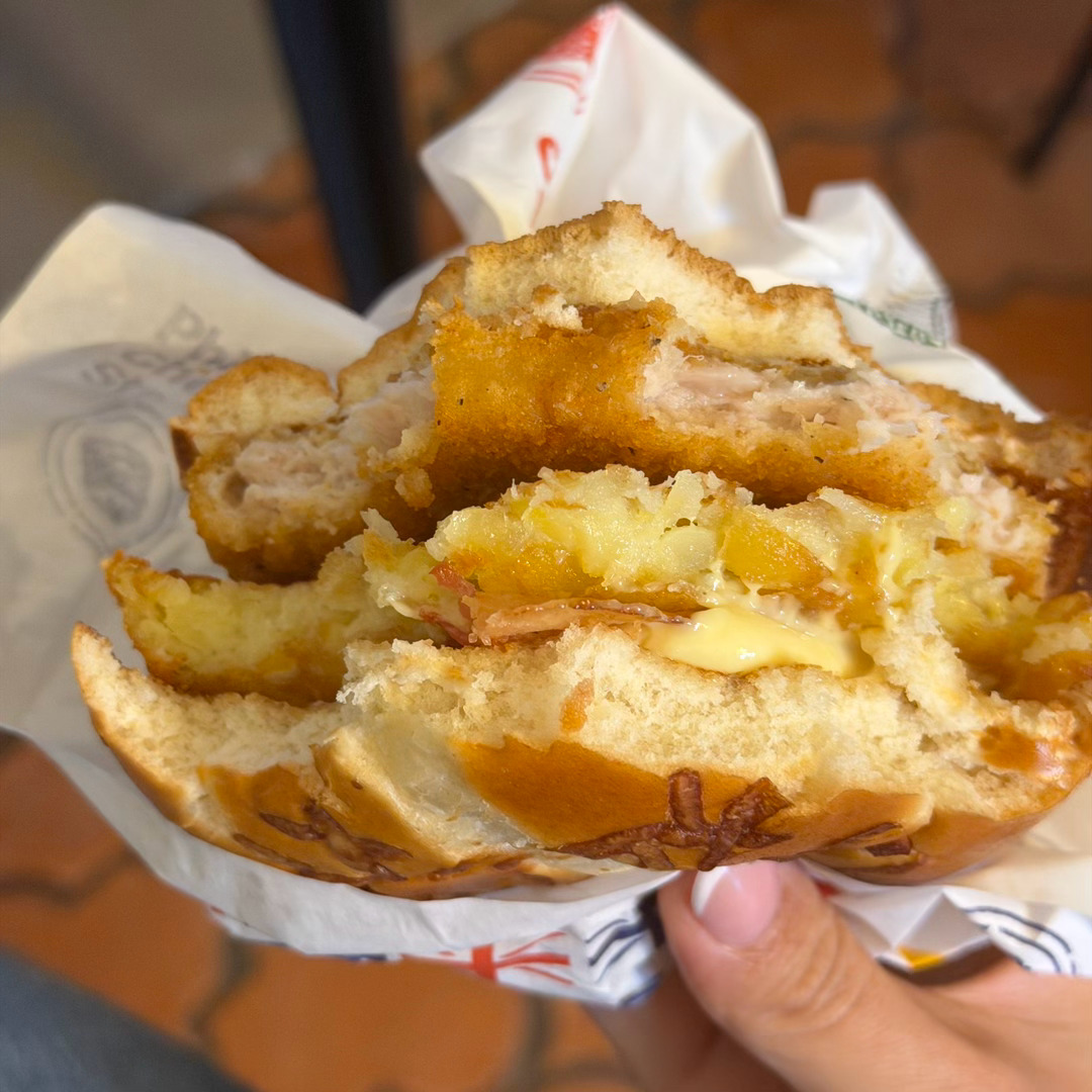 我真要被阿维尼翁当地的麦当劳好吃晕了…..鸡排 薯饼 培根 芝士酱在一个汉堡里…