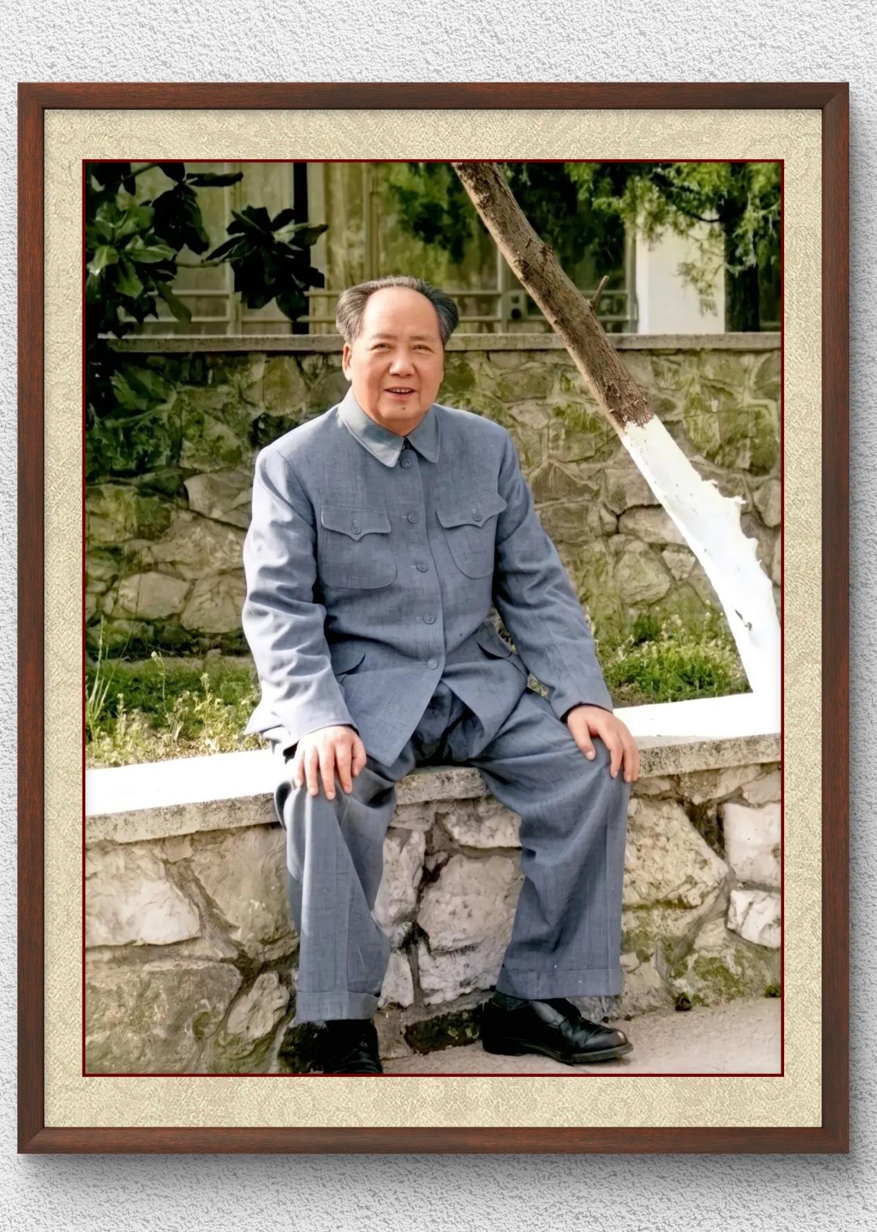 毛主席1965年在江西庐山拍摄的一张照片，看毛主席和蔼可亲，笑的多么灿烂啊！