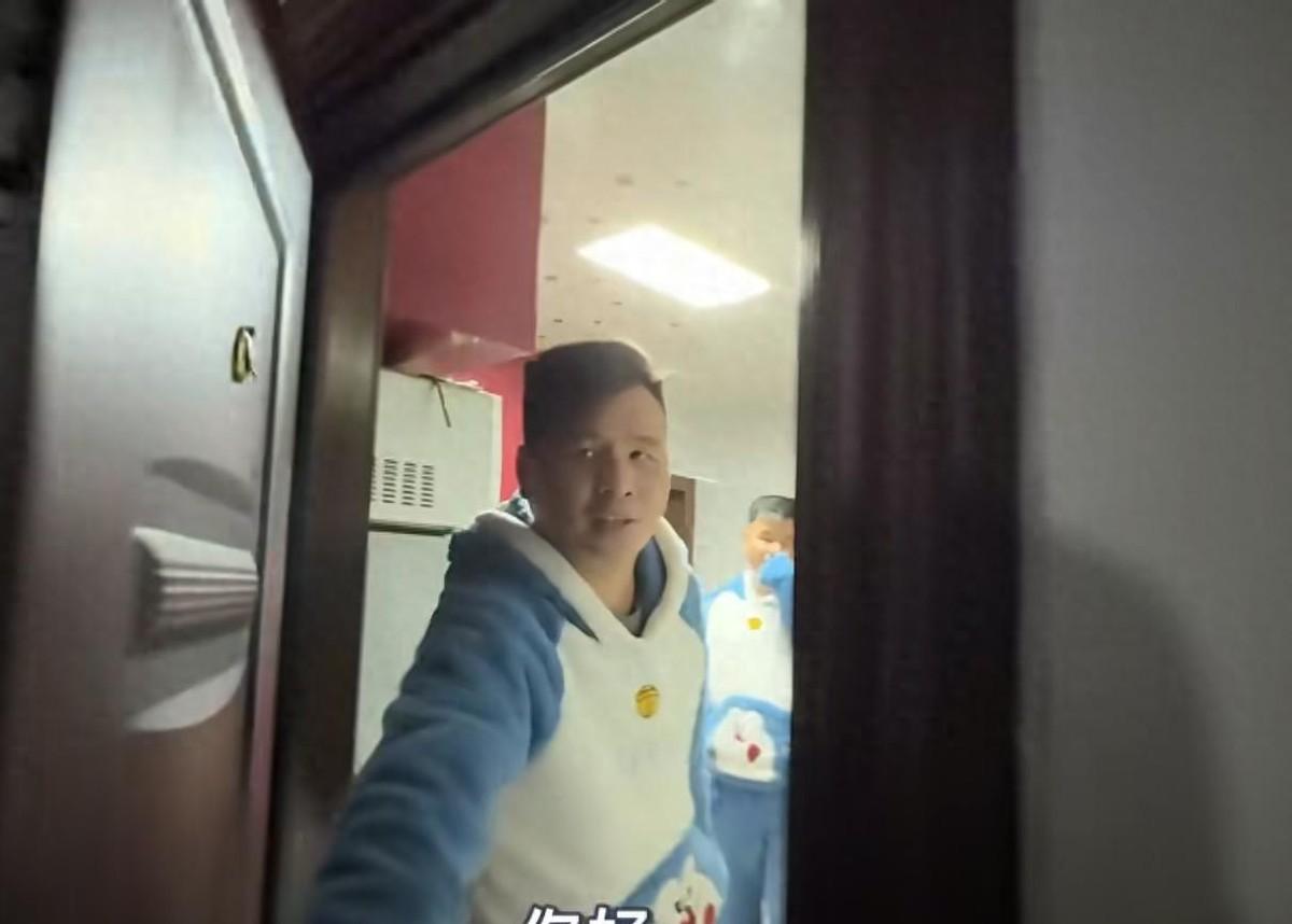 四十出头，俩人大半辈子都住在一起，三室一厅的房子被弟弟收拾得温馨且极具格调。
