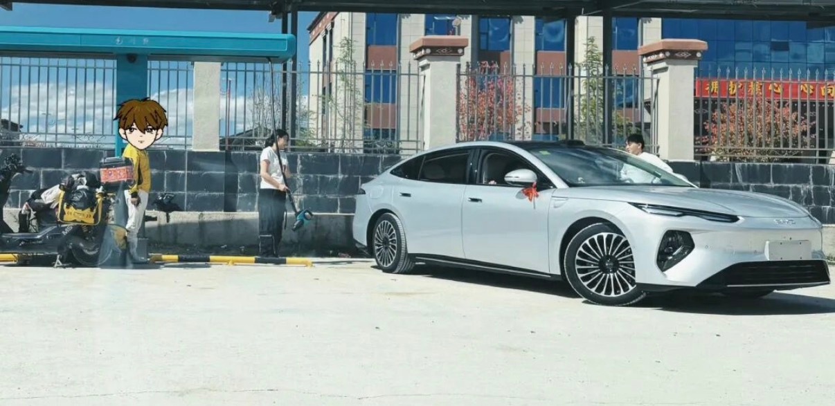 离谱！比亚迪闪充桩遭小电驴占用[允悲]外卖小哥：都试过，就这个最快 ​​​