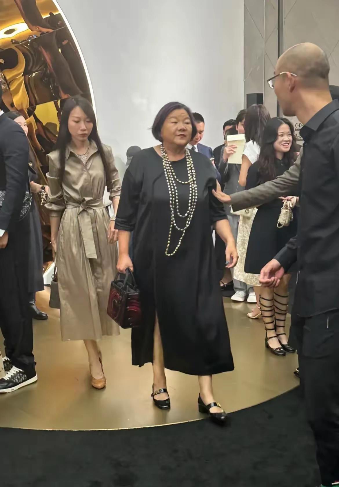 不懂就问，这又是哪位大神啊？感觉不漂亮，但自信心爆棚。