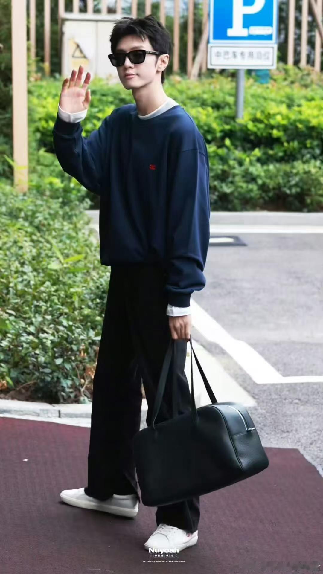 陈哲远出发巴黎机场路透 ​​​上班暂停，出发巴黎！！！期待陈哲远在巴黎的表现！ 
