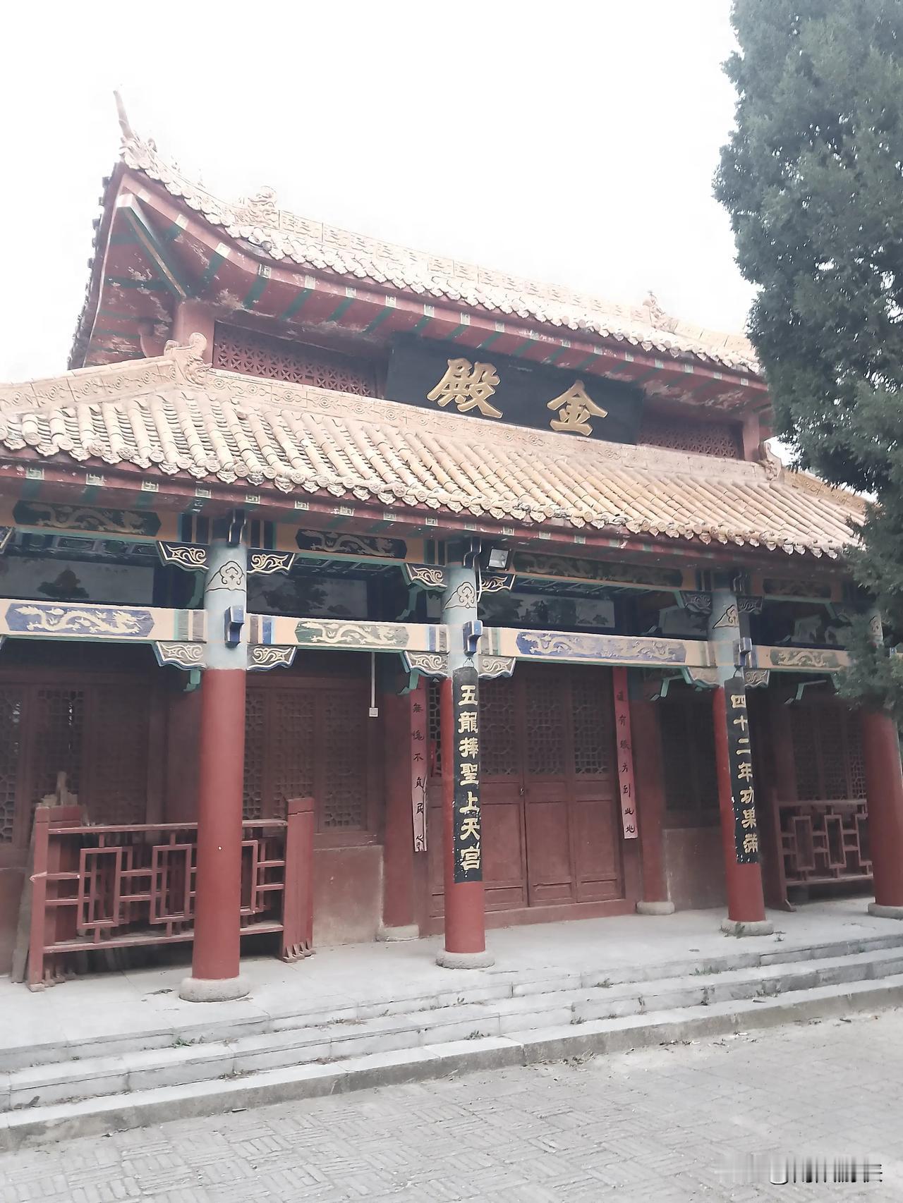 邓州市构林镇麒麟山东顶祖师庙位于贺营村，祖师殿始建于宋代，明代是皇家救修道场，从
