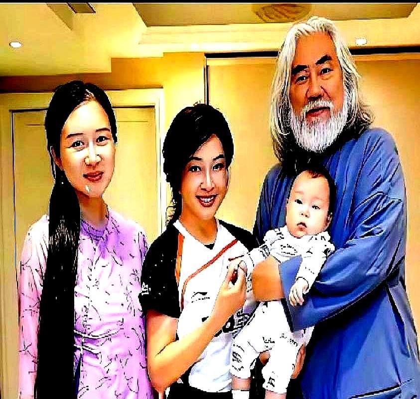 你绝对想不到，刘晓庆从秦城出来那会儿有多惨。
影后沦落到在横店一天挣50块，蹲在