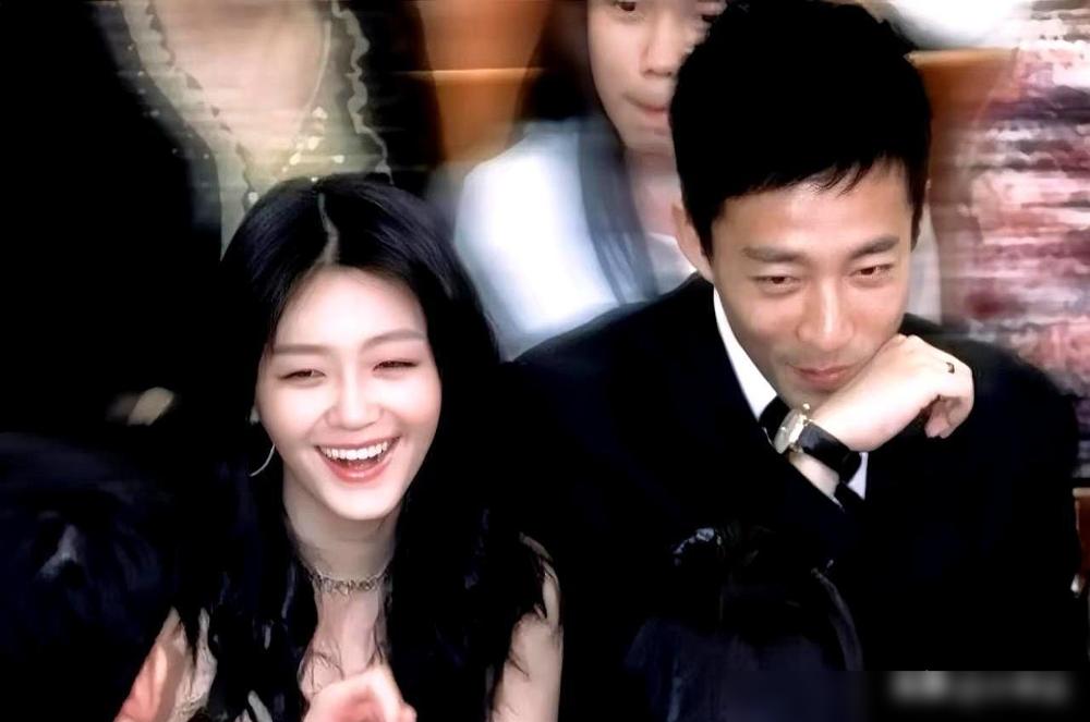 汪小菲又在直播间摔杯子骂街了，你以为他在发疯，其实他在疯狂数钱。那张总额过亿的离