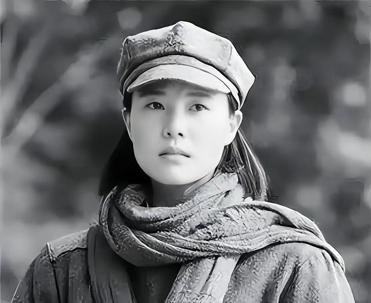 1937年，15岁女红军被敌人抓住，正要被砍头时，一名敌军官走上前捏住她的下巴：
