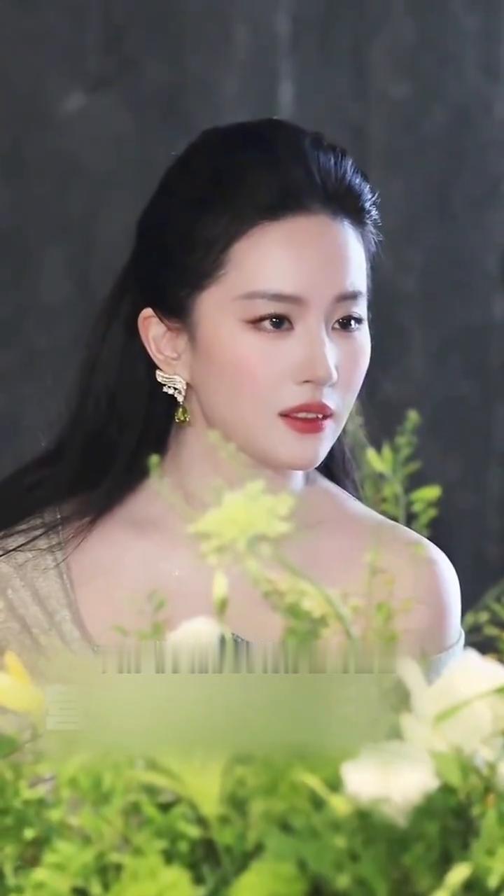 刘亦菲真就是所有停留的画面都是广告位。参加W晚宴，一袭Oscar delaRen
