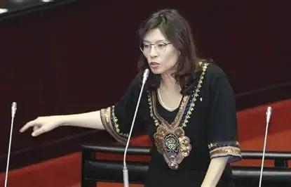 郑丽文藏不住了！国民党主席郑丽文6月18日表示，两岸问题可参照“欧盟模式”寻求和