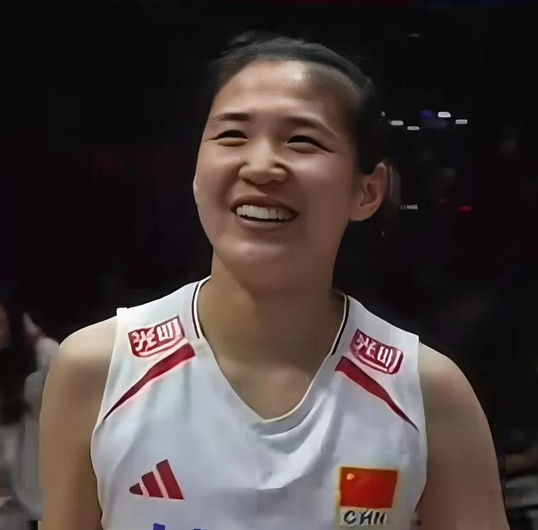 从解盛钰在世联赛上对阵泰国女排的精彩传球来看，女排主教练真的应该重用解盛钰，不为