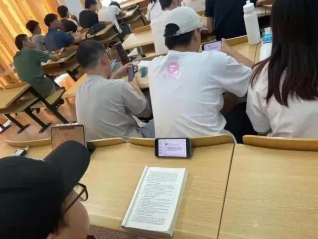 一大学老师吐槽：

上课太煎熬了！学生们统统坐在后面几排，人手一个手机。

他沉