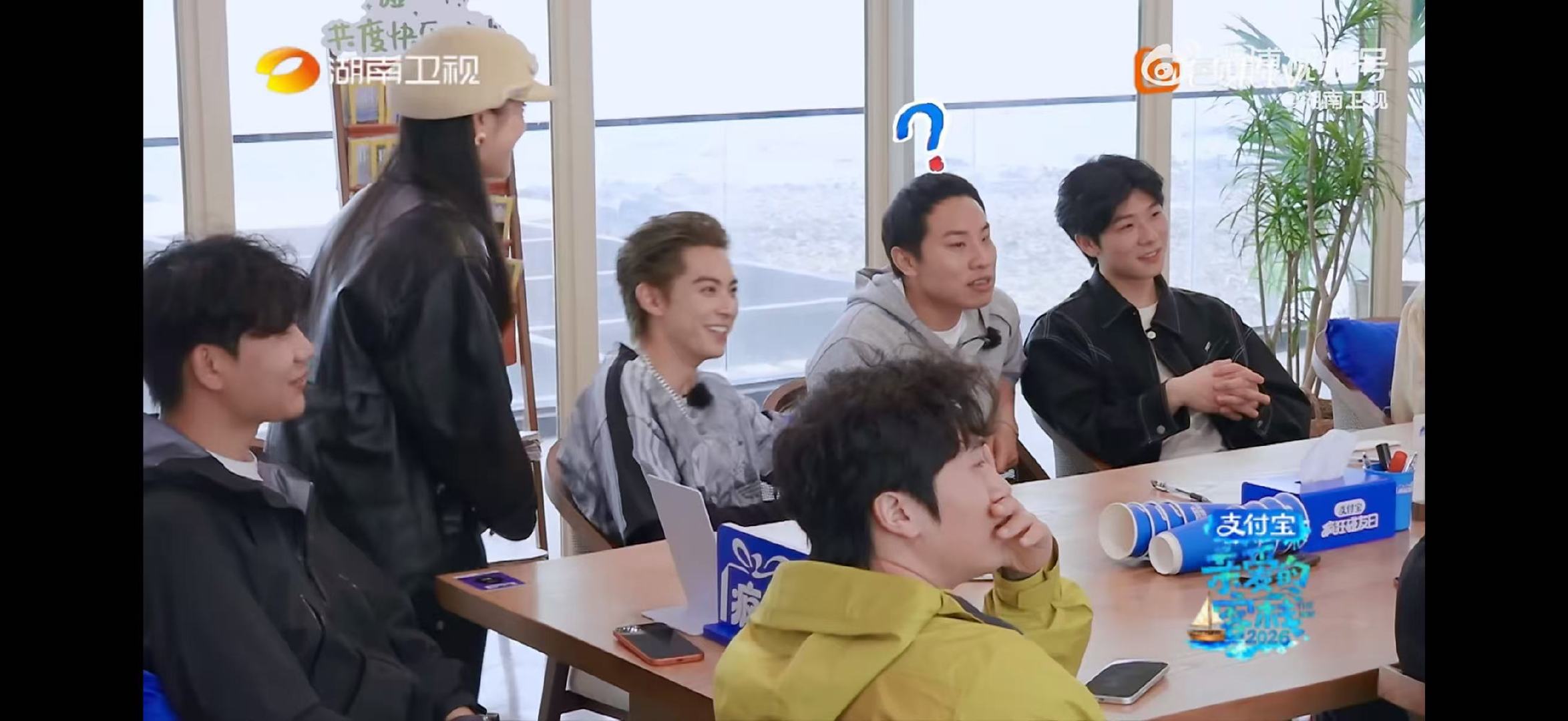 沈月客栈唯一站姐的权威亲爱的客栈徐志胜和客人在沈月镜头里笑容纯粹又治愈，这拍照水