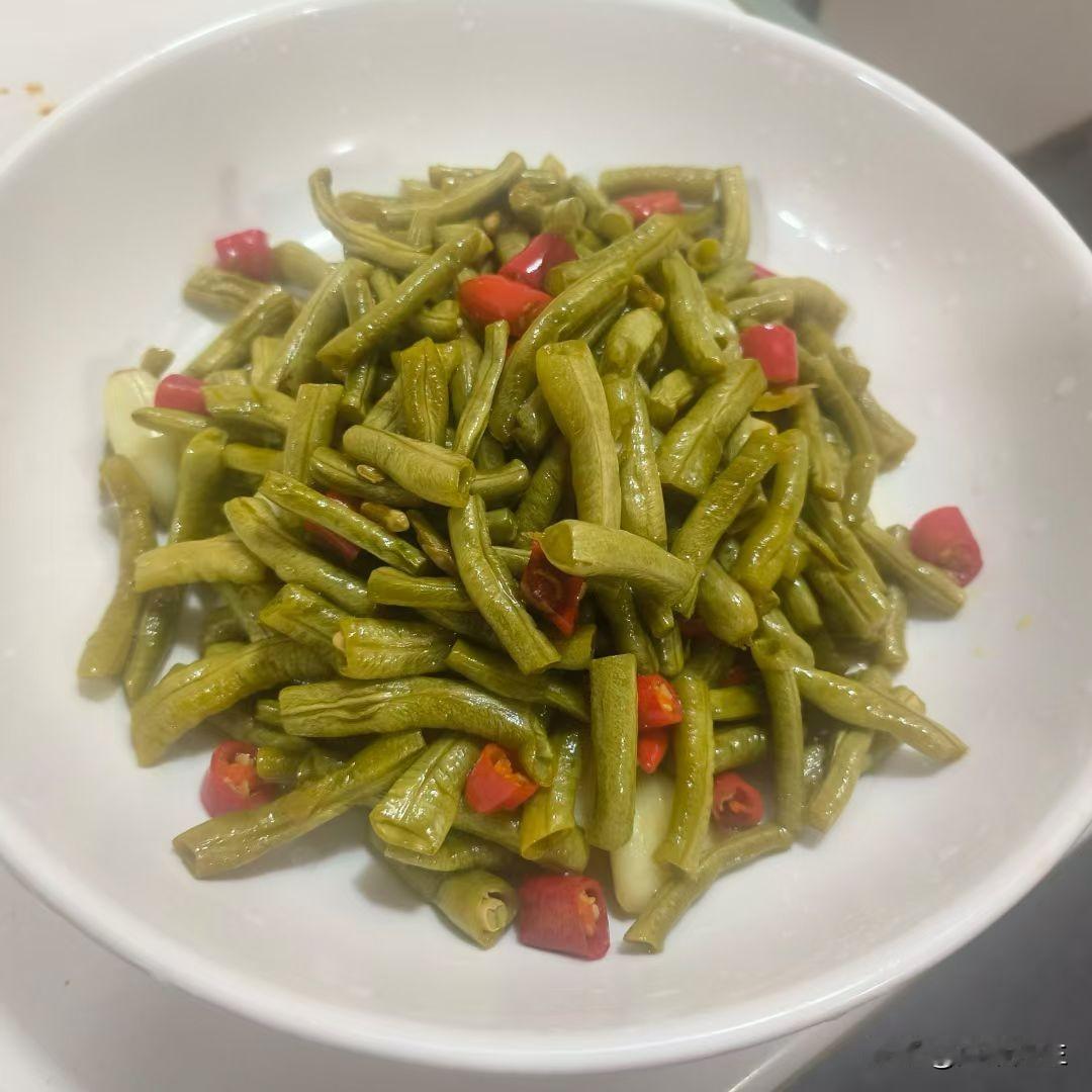 酸缸豆，地道农家味✨
 农村乡亲陶坛封存时光，腌出脆生生的酸香。就一碗白粥，便是