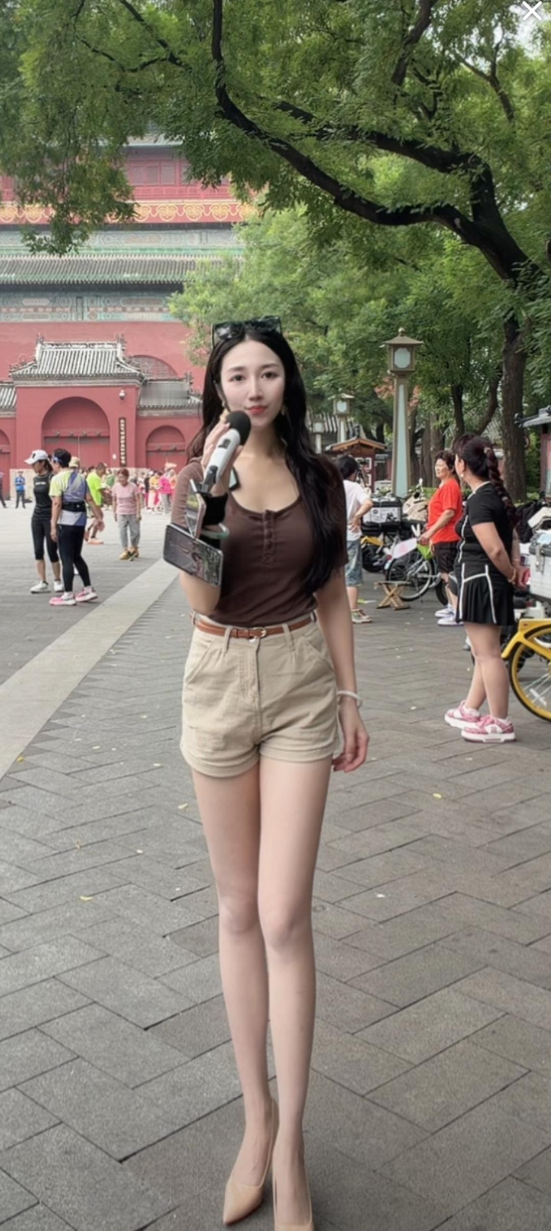 这位小姐姐在公园里自拍呢。