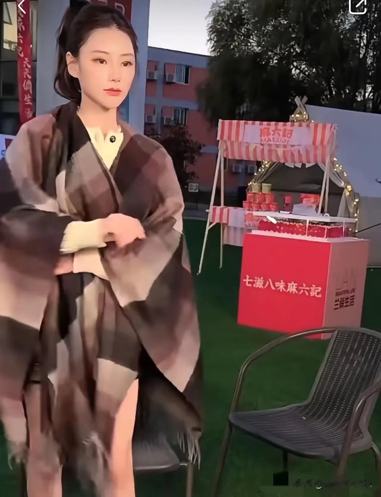 马晓梅这个“衣服架子”被婆婆张兰发挥得淋漓尽致，
衣服一件接一件地换，
直播间人