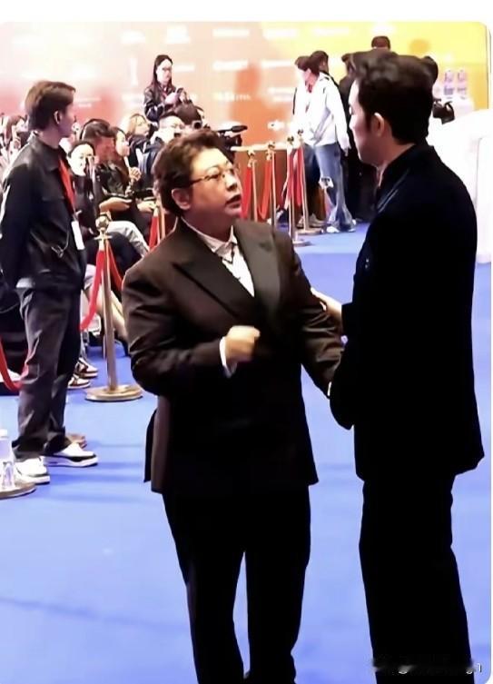 自打韩红那句“走个面儿”传开之后，网上议论的沸沸扬扬。不少圈内明星都刻意躲着她，