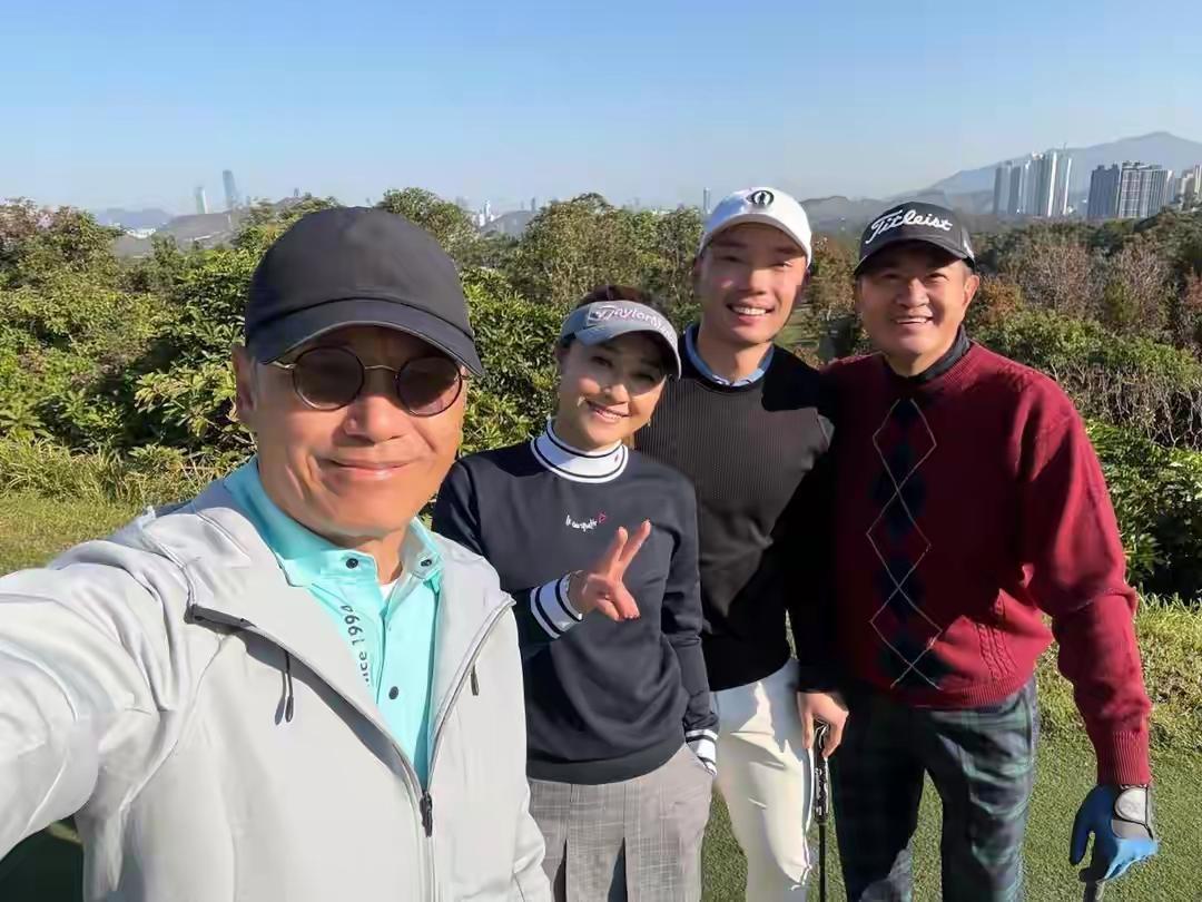 苗侨伟的儿子长得不太像爸爸，可惜了！
苗侨伟和戚美珍的儿女很少曝光，他们一直在加