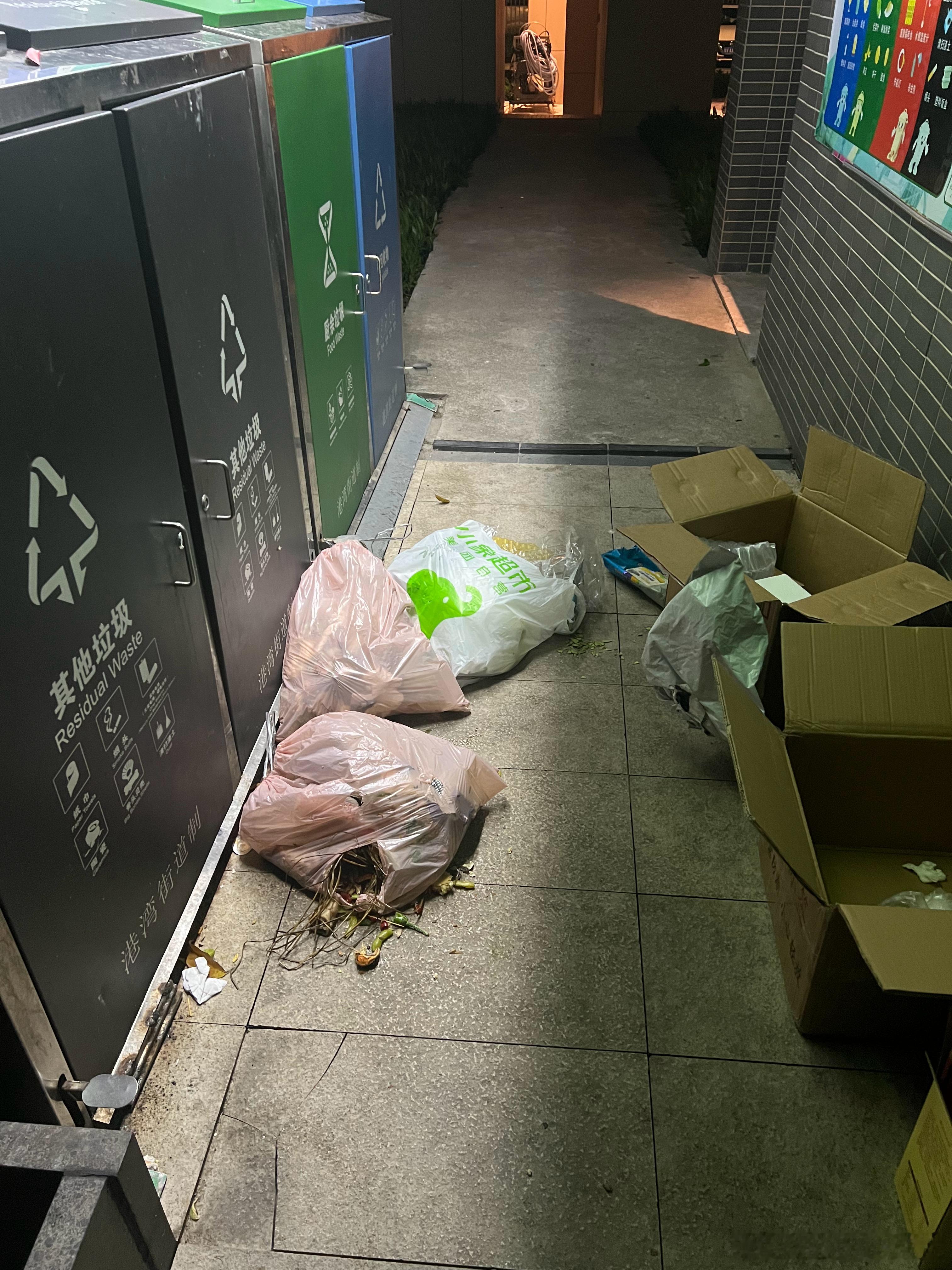 宁愿扔地上也不扔旁边垃圾桶？ ​​​