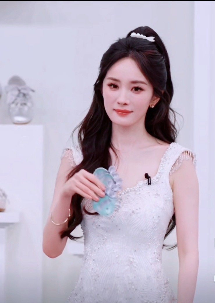 谁懂啊！今晚杨幂直播状态真的杀疯了✨ 高马尾配白裙温柔又灵动，手里还拿着小蜜蜂道