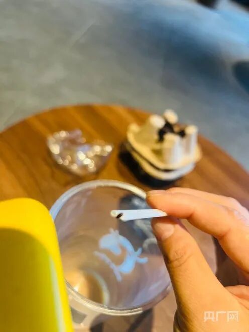 瑞幸多家门店被曝喝出活体异物瑞幸喝出活体异物被门店强制退款 据央广网报道，近日，