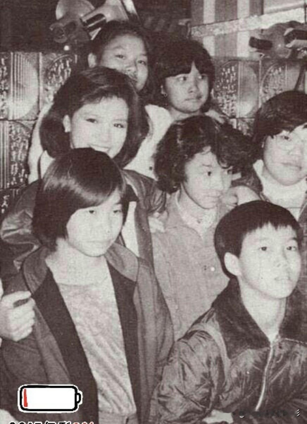 🎆永远的翁美玲👇
挤在粉丝堆里的翁美玲
笑起来眼睛弯成了月牙儿，甜滋滋的
一