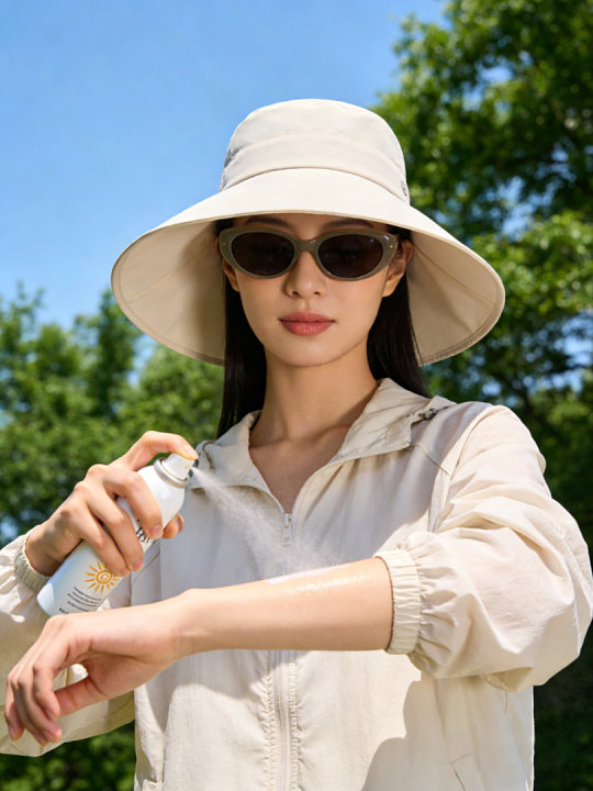 最靠谱的防晒其实就3件事市面上五花八门的防晒教程看得眼花缭乱，核心逻辑万变不离其