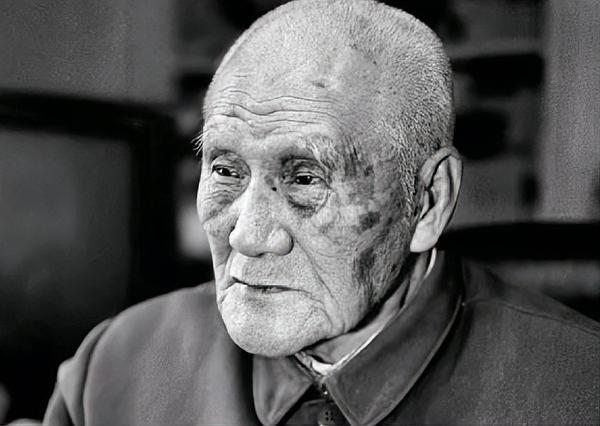 舍身挡下致命木棍！蒋泽民用忠诚守护领袖，无愧无名英雄
 
1941年秋，延安大边