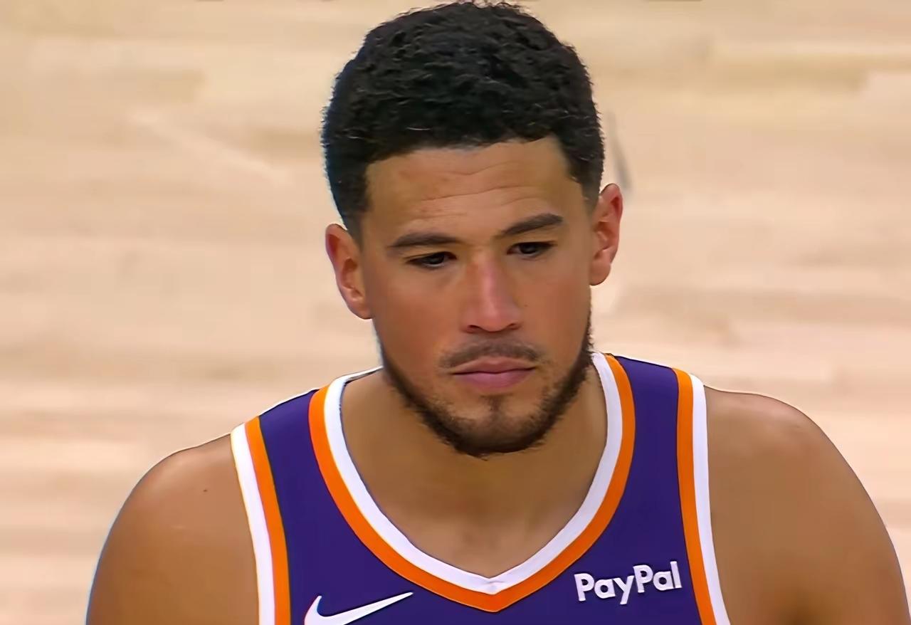 太阳队与雷霆队的比赛中，布克在三分线外4投仅1中。而这唯一的命中，恰恰发生在全场