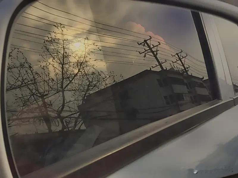 时间从不停留，再深的夜也会迎来黎明。那些当时以为熬不过去的坎，回头看不过是人生的