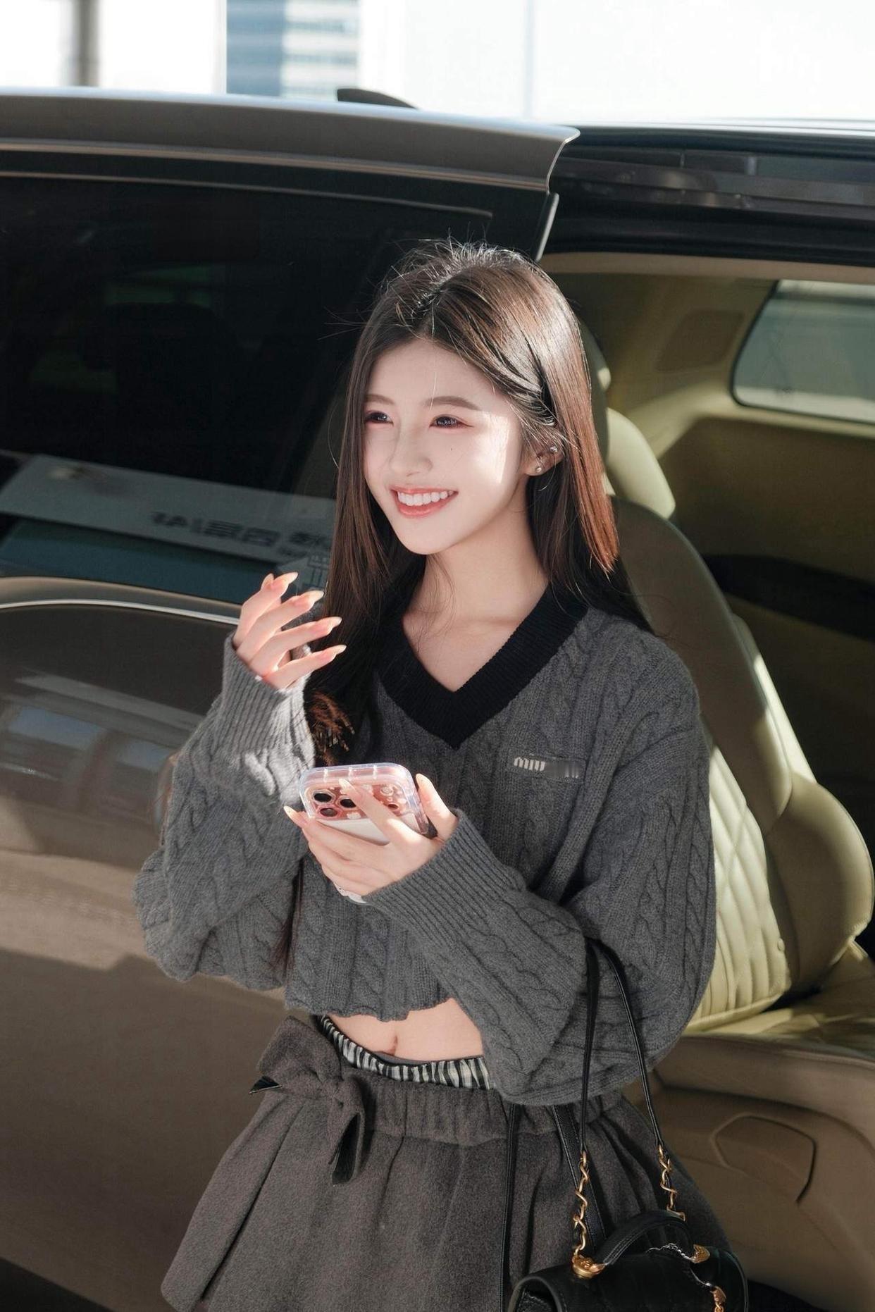 不必说风吻过发梢的温柔
不必说光落进眼眸的剔透
步履轻扬 如流云漫过街头
笑意浅