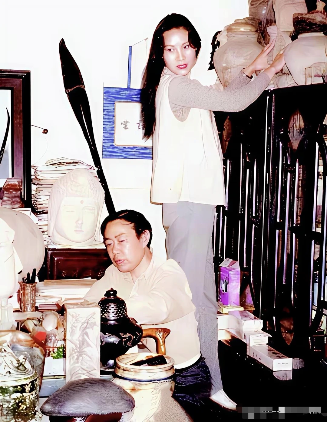 贾平凹和他的第二任妻子郭梅在西安家中书房的留影，郭梅比贾平凹小17岁。