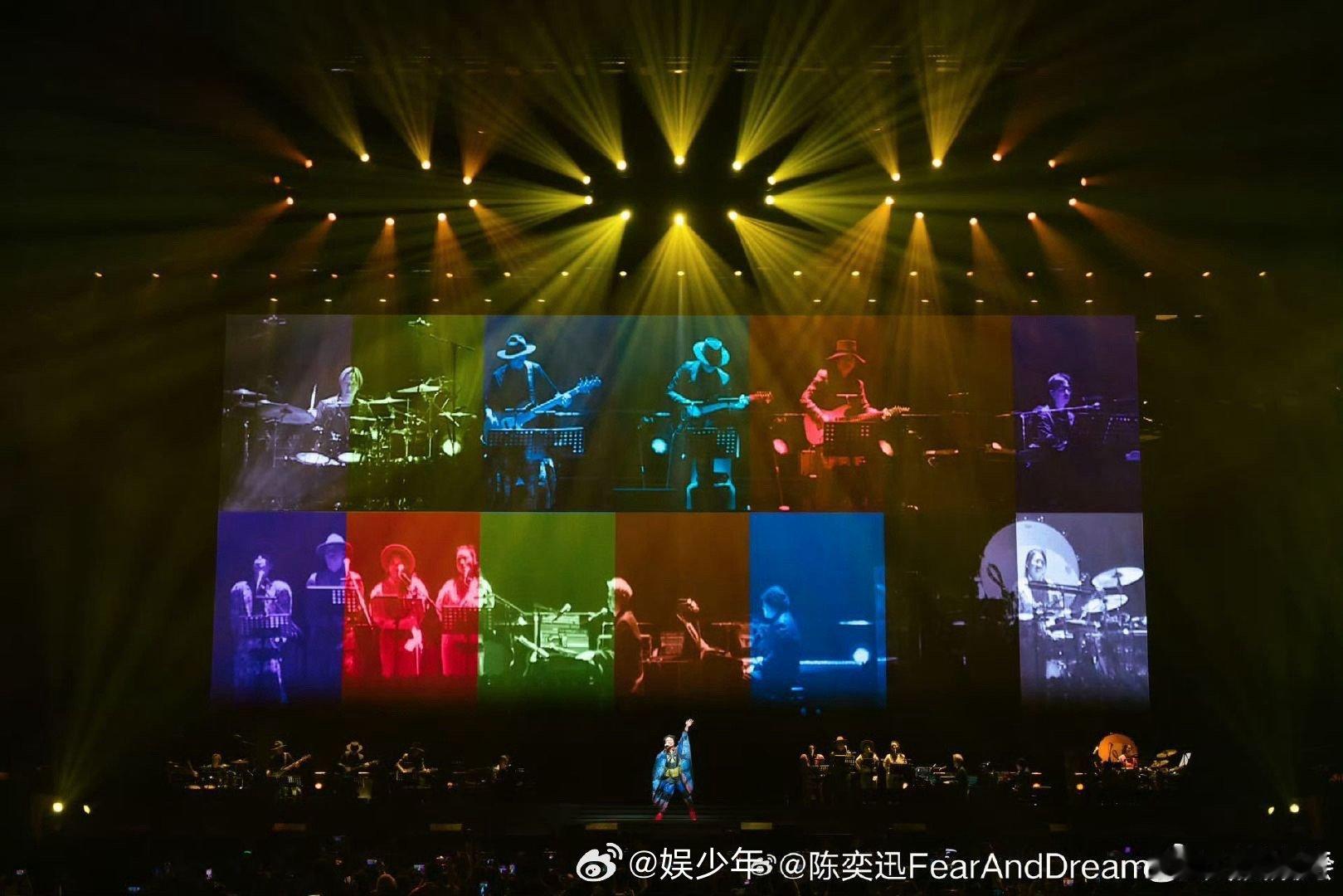 太好了陈奕迅唱完歌还演了小品 看来陈奕迅深圳演唱会的现场真的很嗨呢！老爱豆这么开