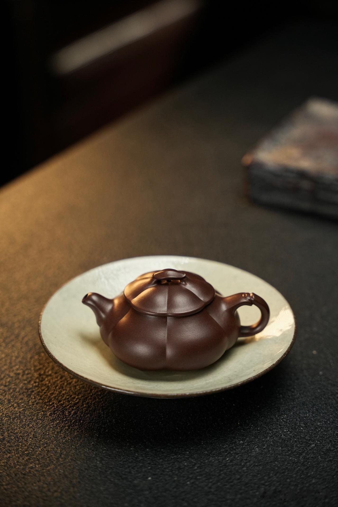 紫砂壶保养注意事项
新壶使用时应首先用茶汤烫煮一番，一则可除新的烟土味和洗涤除污