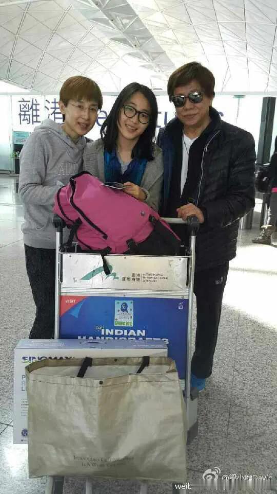 2015年，梁小龙夫妇送女儿出国留学，一家三口在机场依依不舍。
与混血歌手黎爱莲