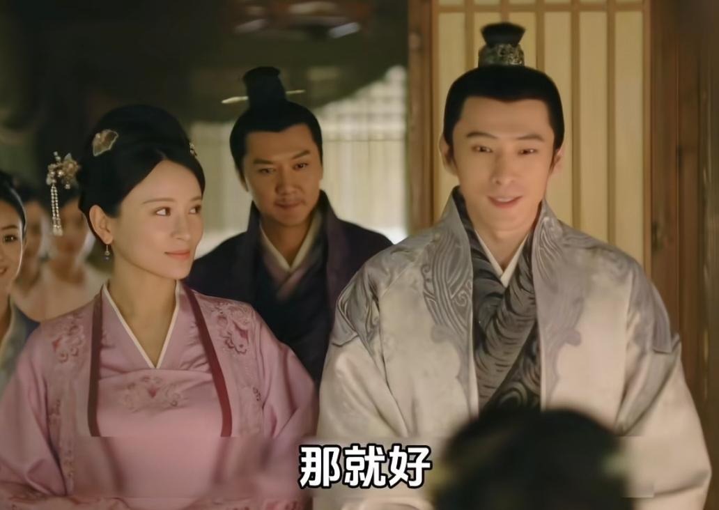 墨兰回门排场浩大，你可知她绣鞋上的泥点，竟是新婚夜梁晗踩踏后留下的？
她强忍心酸