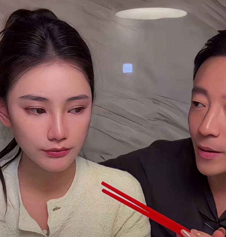 小菲举动体现姐弟俩在家中地位，孩子称呼后妈说了算，多子女重组家庭能做到一碗水端平