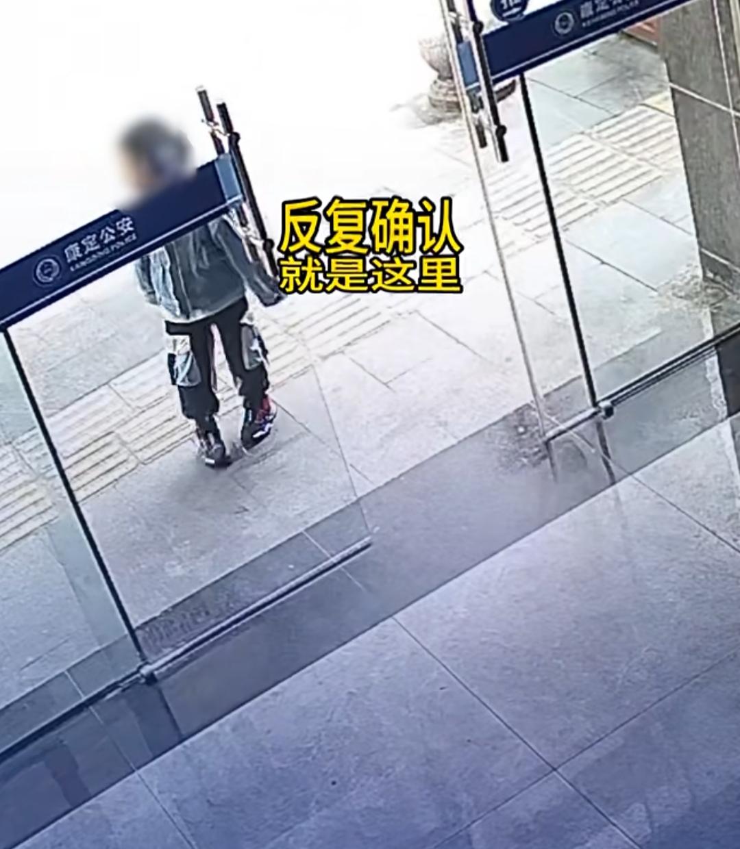 “我爸爸没在了……”
当5岁的小库库怯生生地说出这句话时，派出所里的民警们都被这