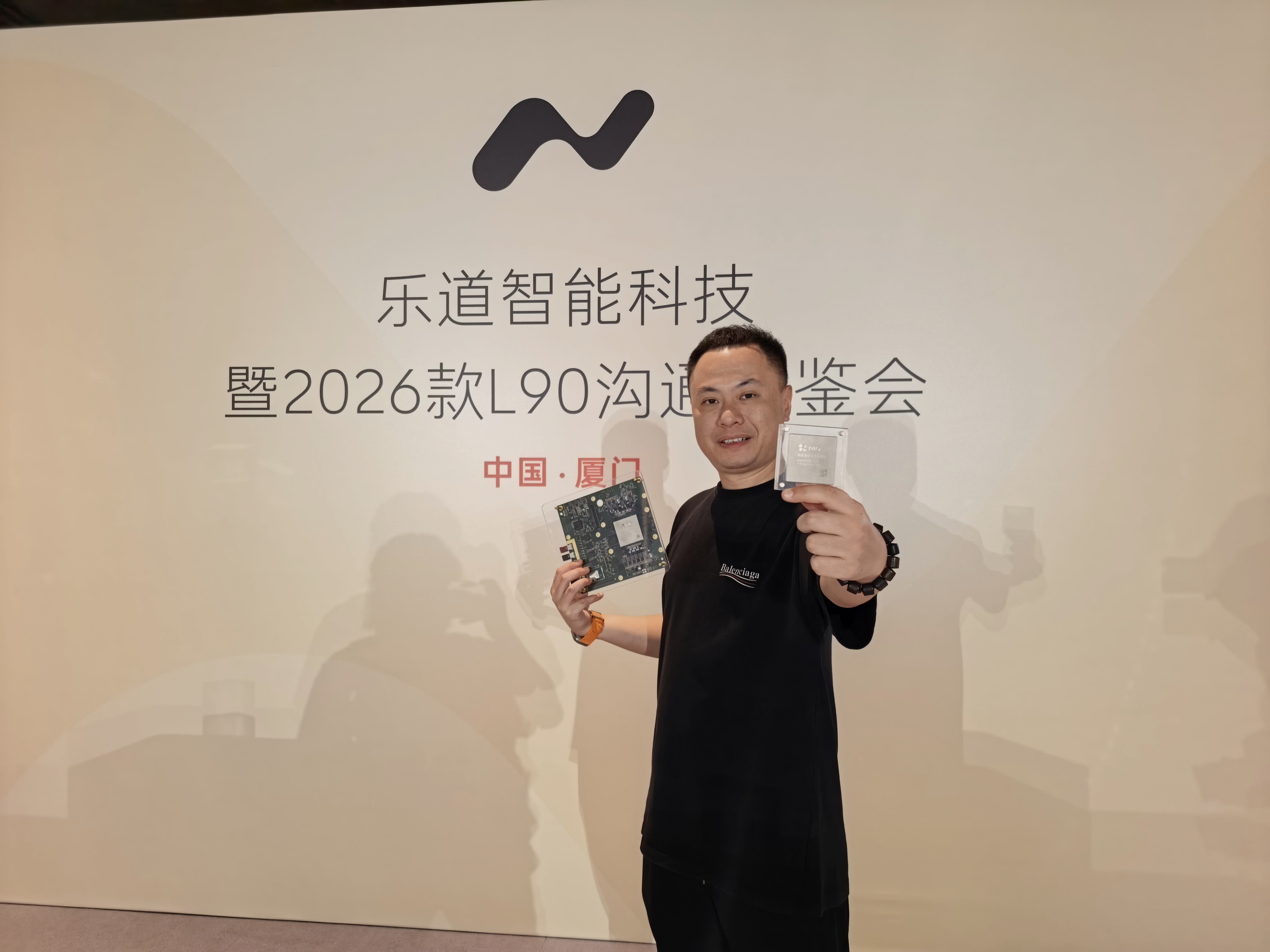 手握价值单个价值 1 万的芯片。 