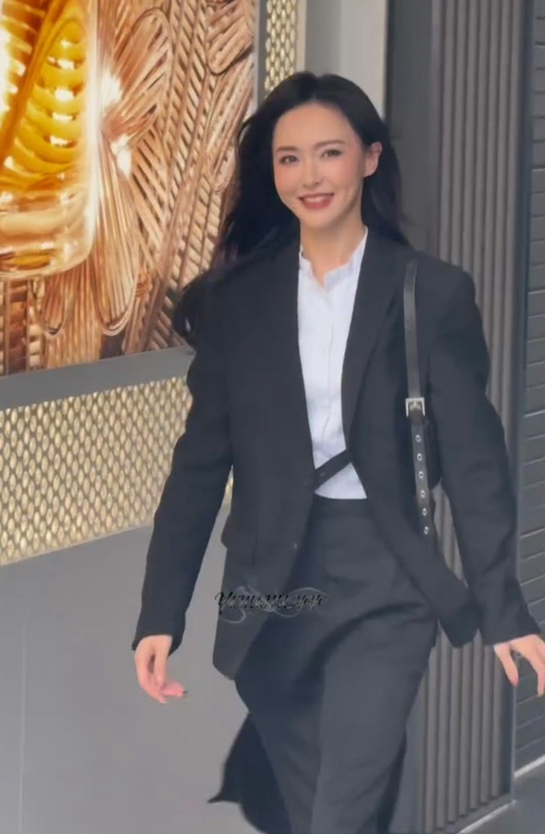 唐嫣ccd好美是我那高智美女学姐迎面走来了