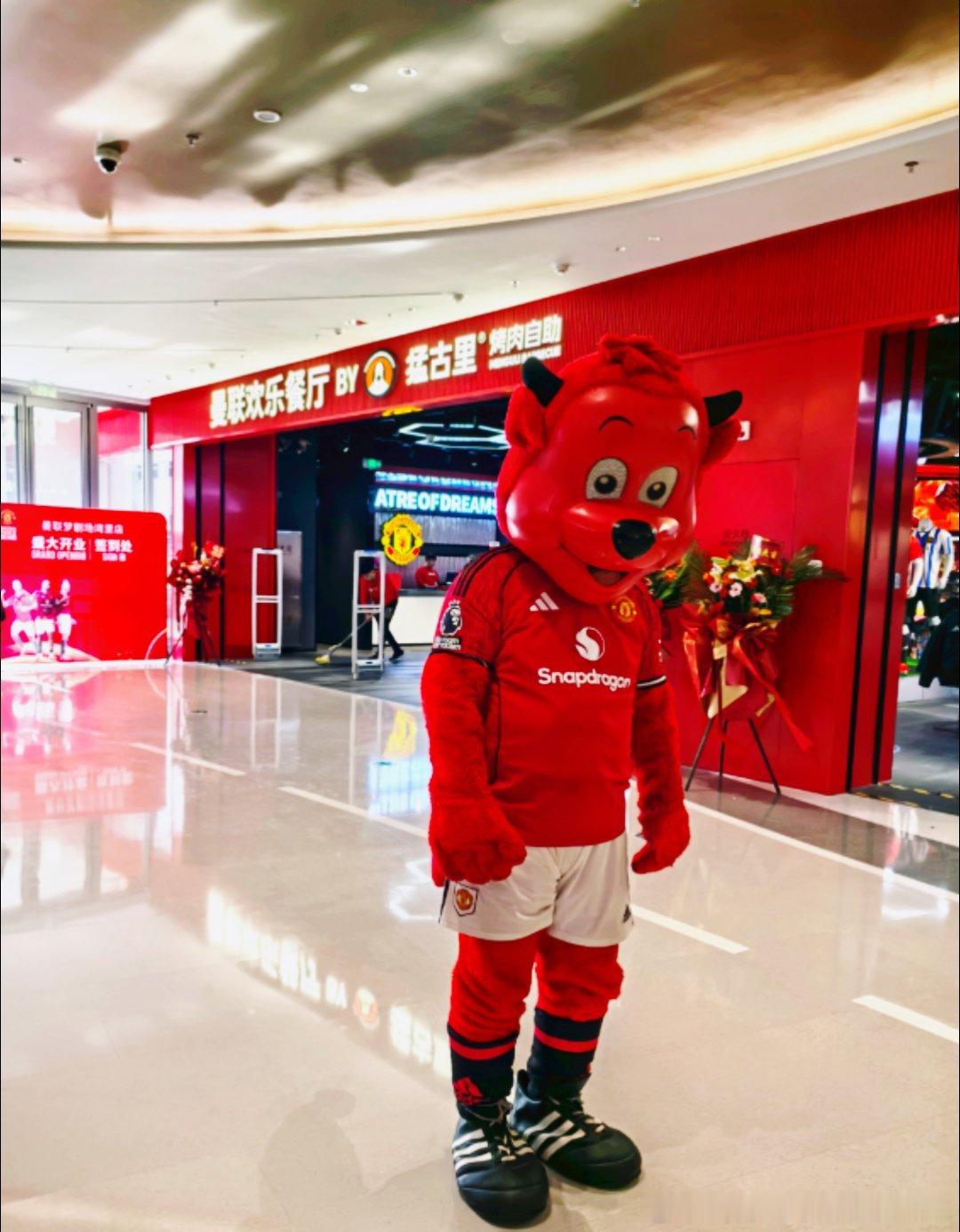恭喜新店开业，有吃有玩也有比赛看，通州的小伙伴们可以去现场盘盘弗雷德了曼联曼联足