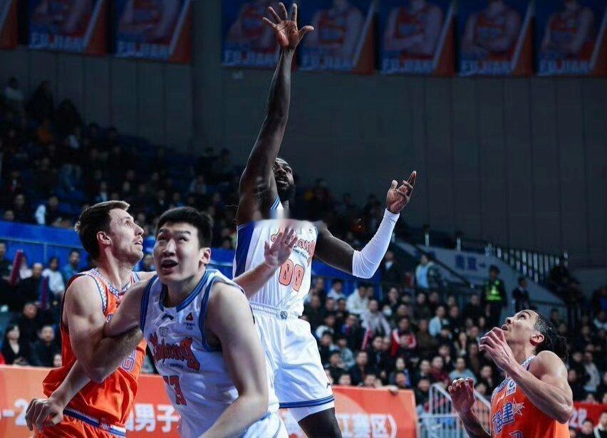 我本来还觉得被火箭裁掉的凯文-哈里斯（Kevon Harris）可能是CBA比较