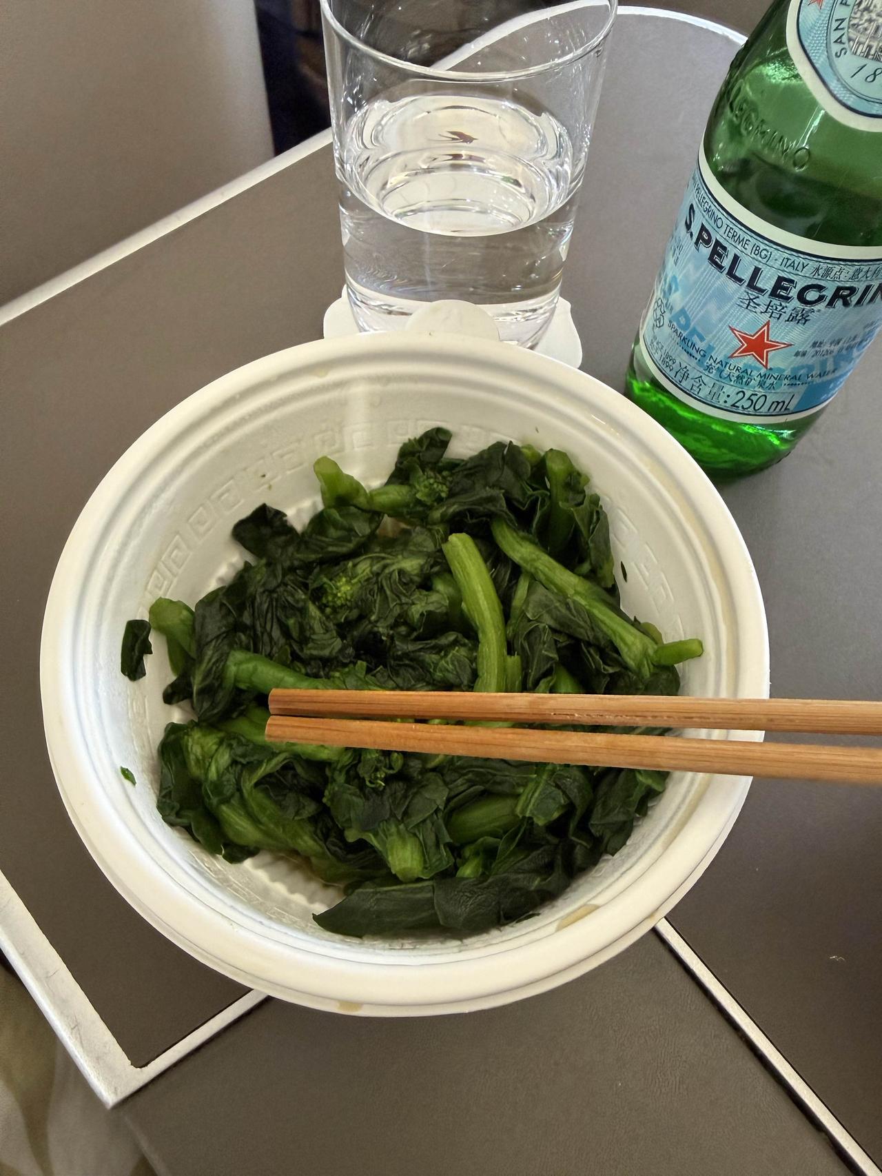 吃着盐水煮青菜
突然有个想法
各大航空公司应该推出空中网络麻将
一架飞机至少开2
