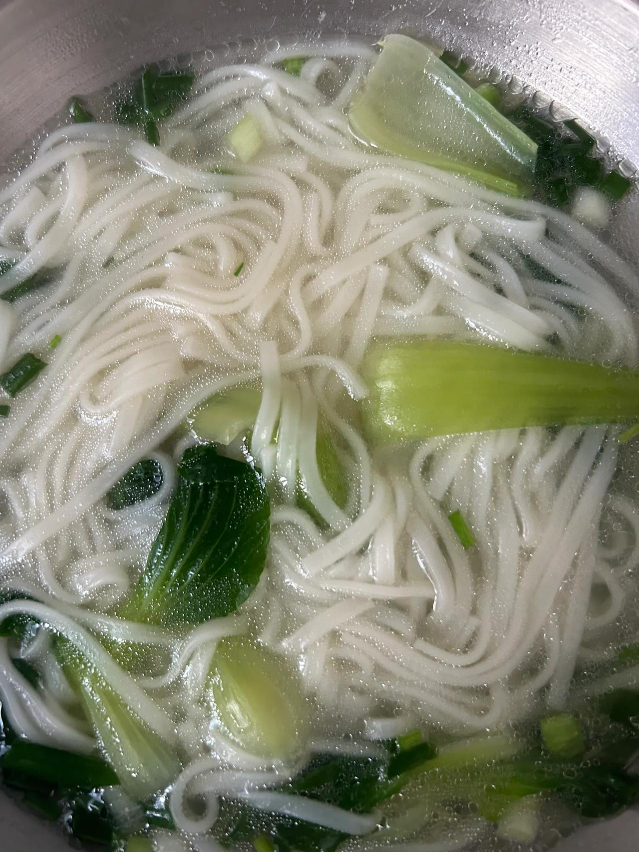 早上微凉，吃一碗清汤面，开启美好的一天。