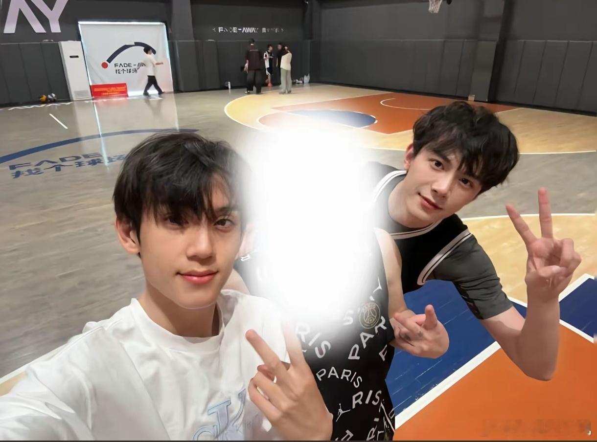 张凌赫田曦薇经纪人敬酒 庆功宴经纪人上演世纪大和解……男女主经纪人都去了，却没有