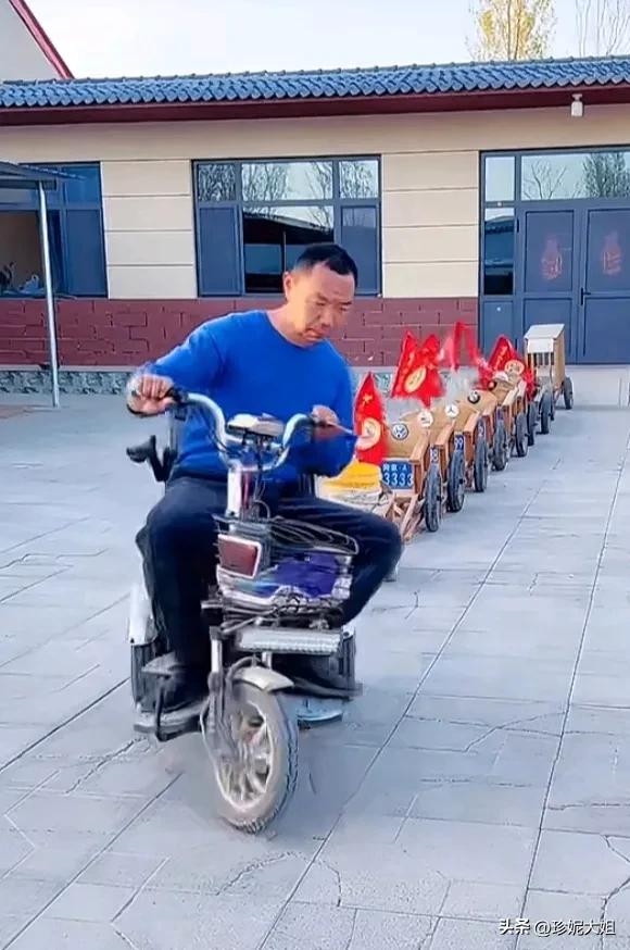男子带着猪兵狗将出门了

男子在家里培训了一队猪兵和狗将，还给它们每一个都配了一