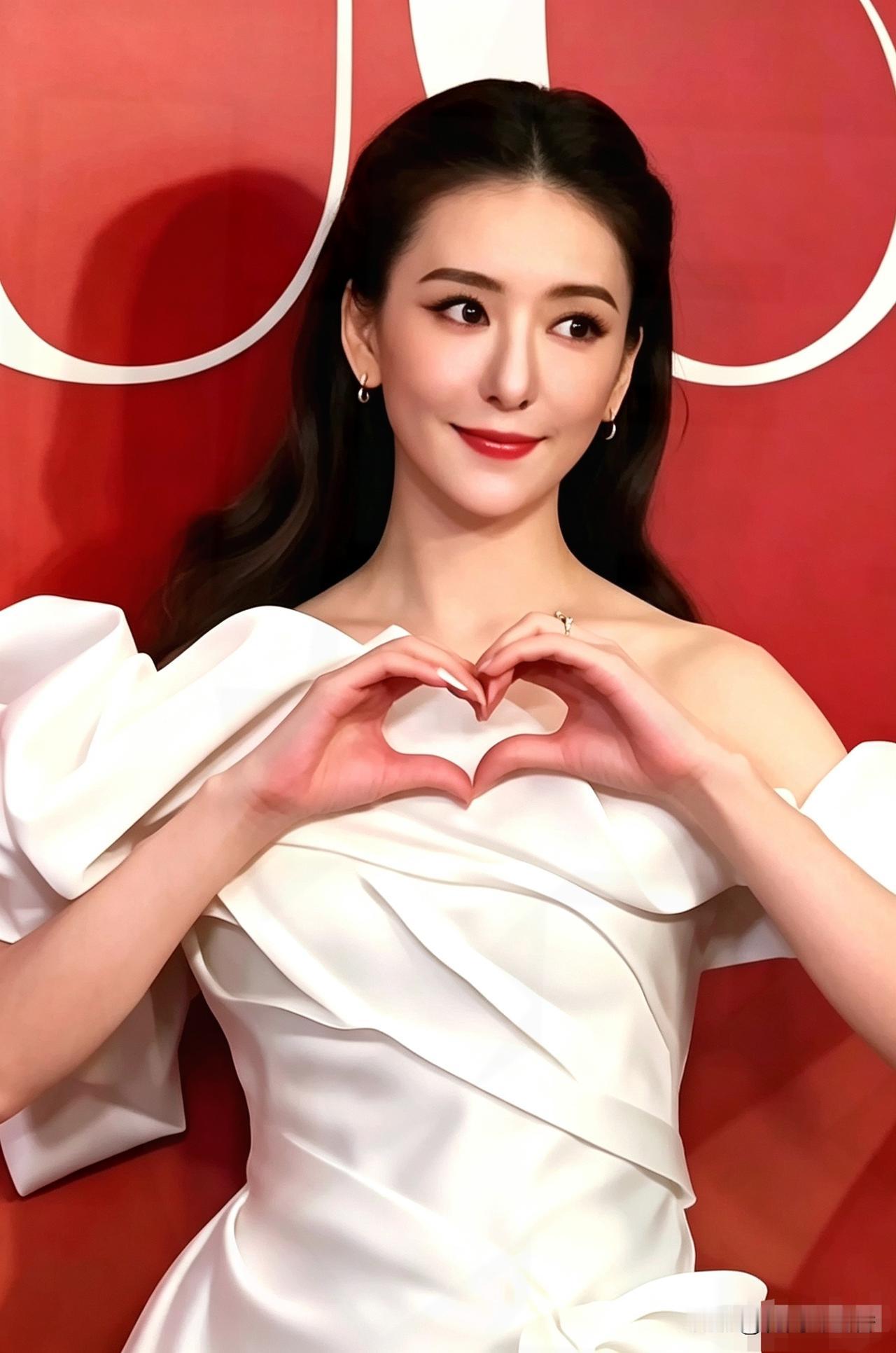 时装周采访引热议，
方媛想要突破 为何总难松弛下来？

近日方媛现身香港时装周，