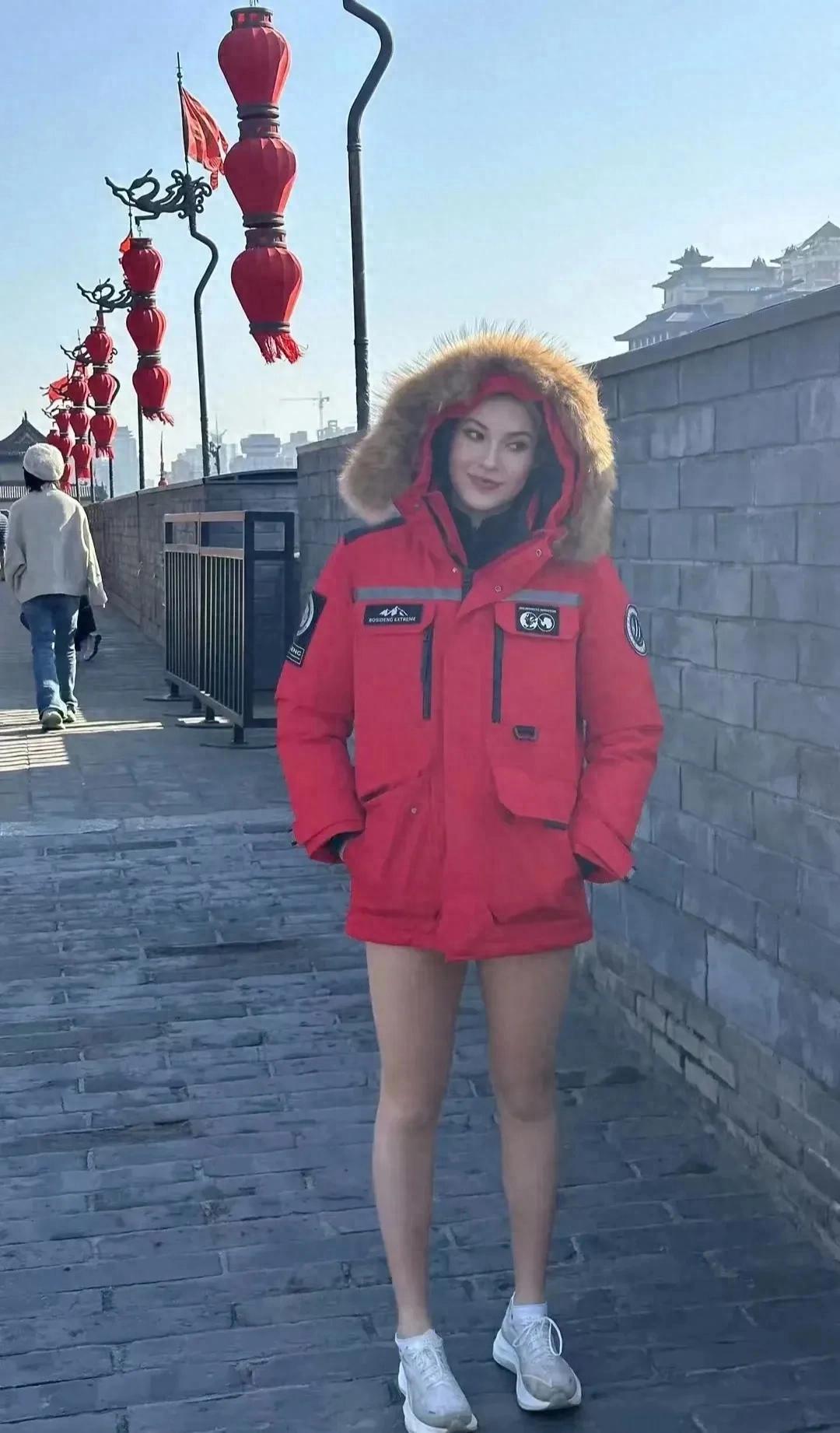 天哪，谷爱凌怎么又上热搜了！这次她居然跑到西安城墙上秀了一把时尚穿搭，结果呢？上