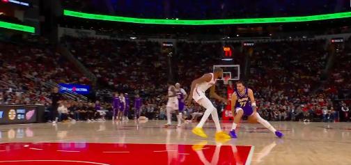 德克-诺维斯基看好湖人队在季后赛的表现。并给出了原因。
  诺维斯基说：“在季后