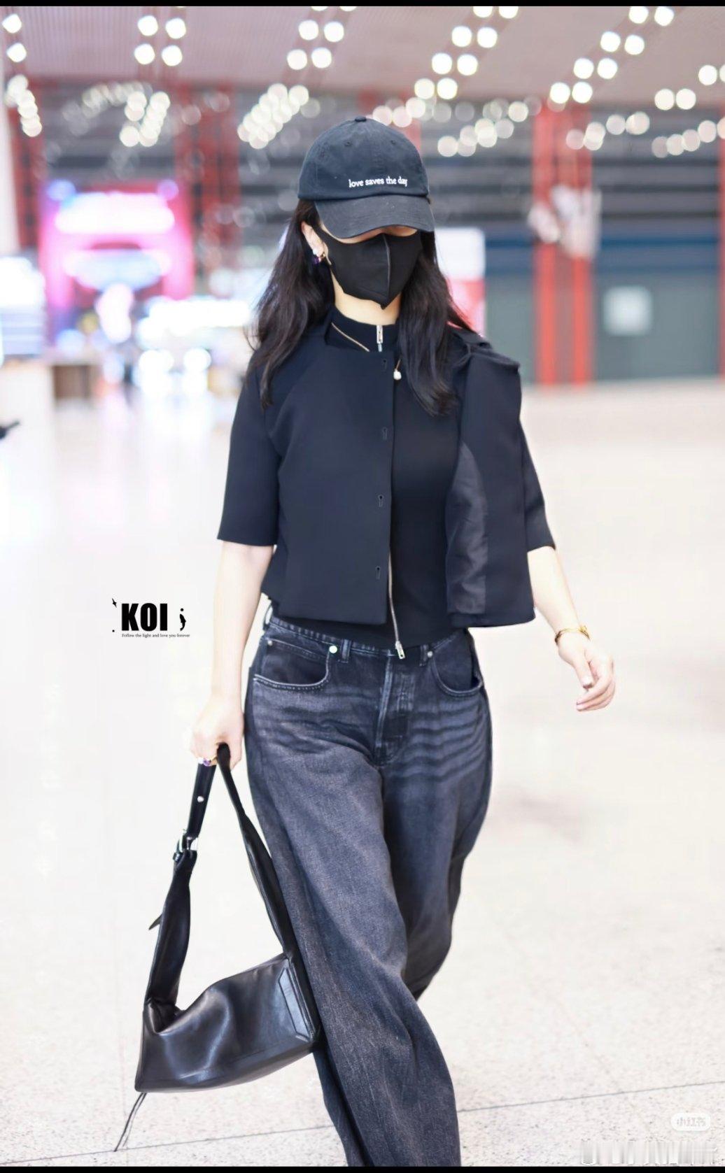 杨紫深夜出发米兰 