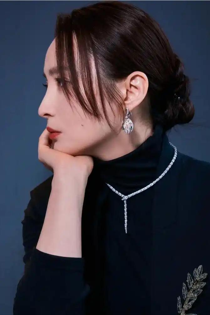 演员陈建斌说，老婆蒋勤勤，出门太麻烦，收拾东西能花费一个星期，就在衣帽间里倒腾，