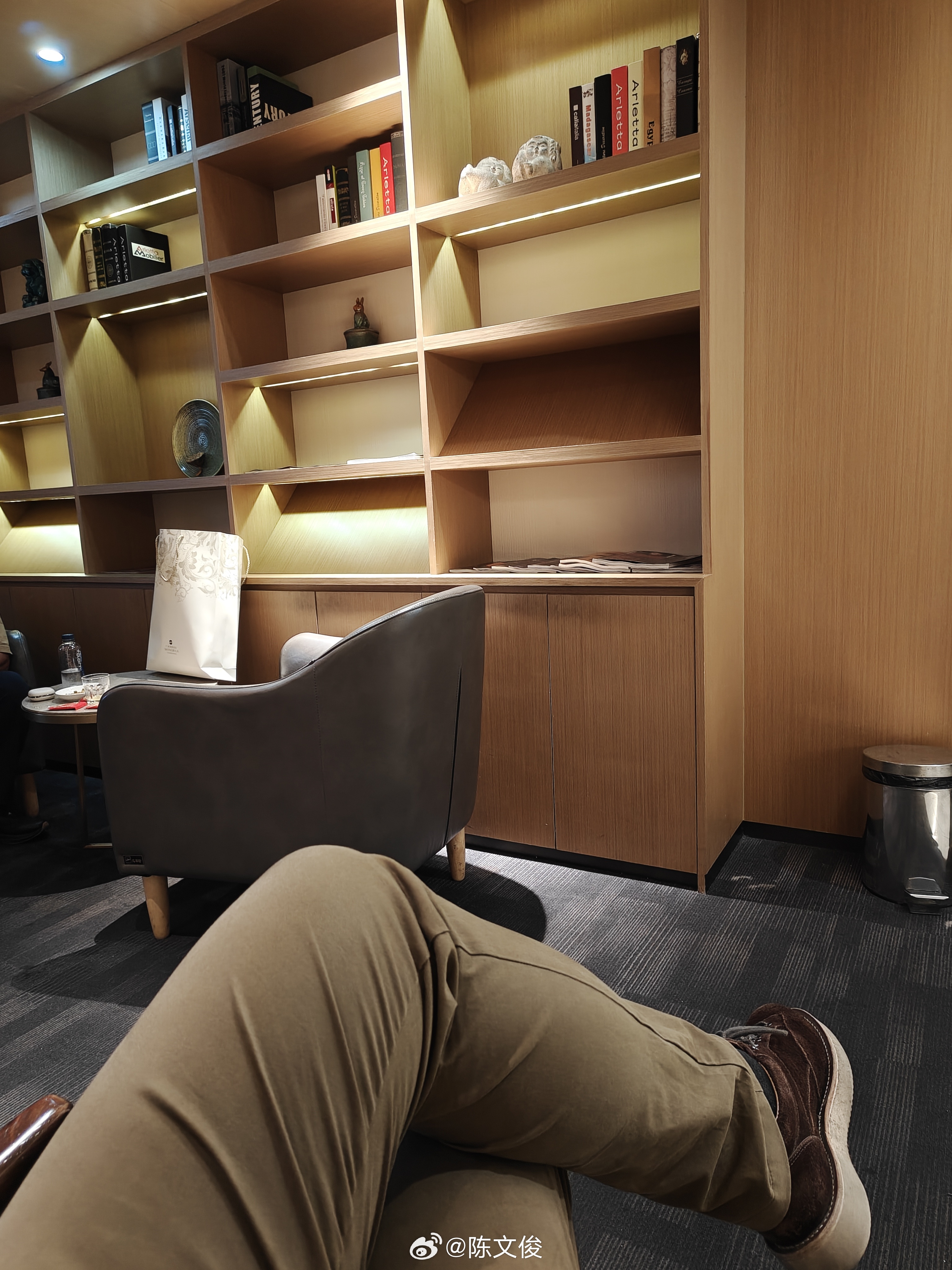 有小半年没飞，终于对「坐飞机」有点新鲜感。 